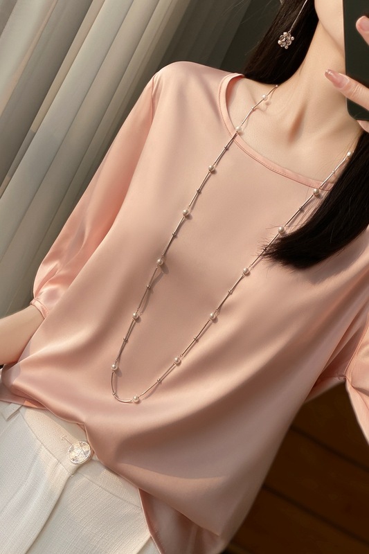 デパートの同じ半袖tシャツの女性夏2025の新型の肩の高級感の酢酸のサテンの百合の質感の底のシャツ|undefined