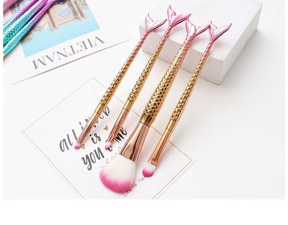 El rojo dorado se gradúa en 4 conjuntos