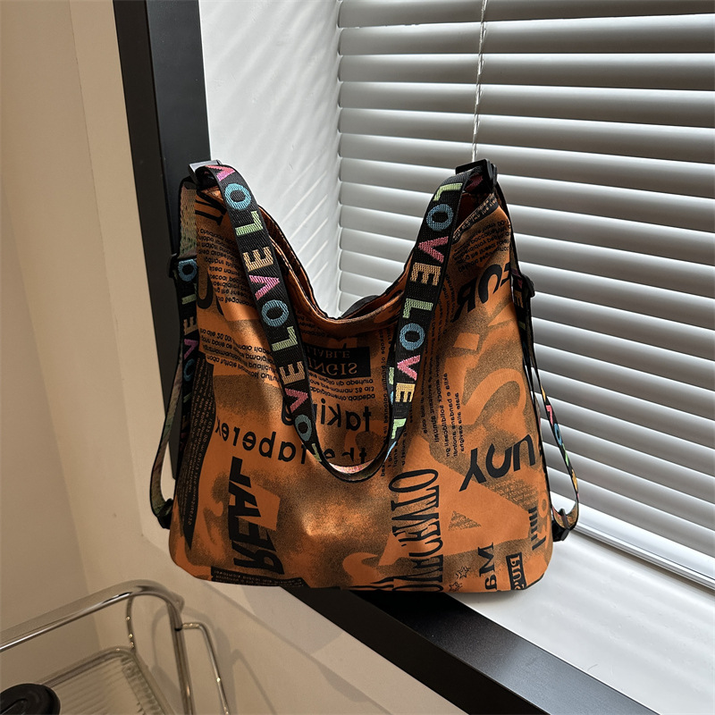 复古字母双肩背包2024春季季新款时尚百搭水桶包大容量单肩斜挎包