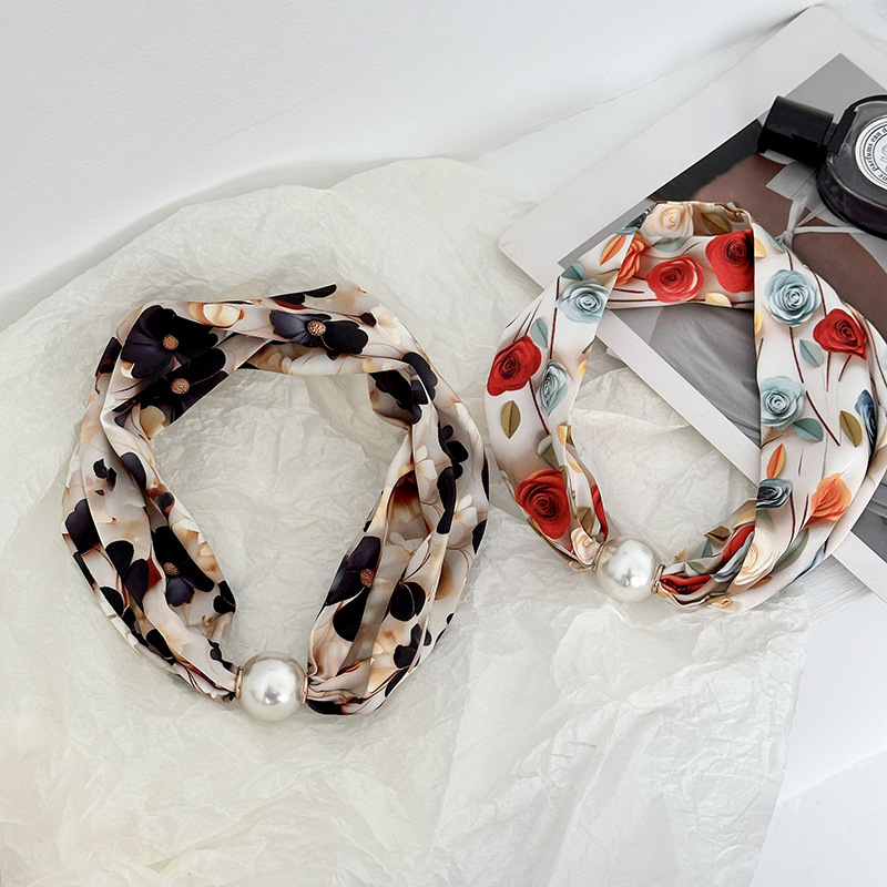 Bufandas de seda para mujeres 2025 nueva alta sensación de decoración bufandas de cuello collar de perlas cadena clavícula bufandas de seda de absorción al por mayor