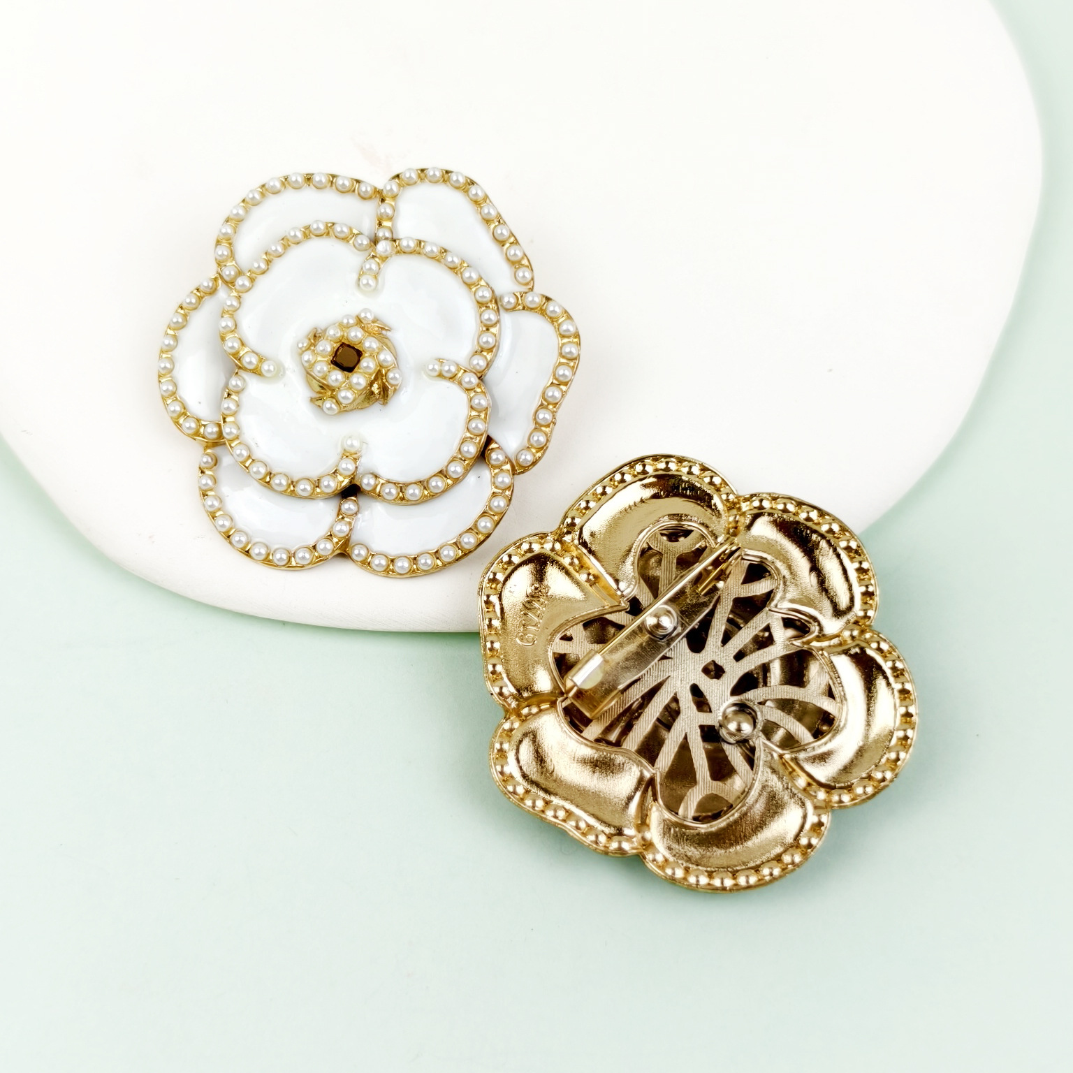 Broche de perlas de camelia Advanced Sense Accesorios de ropa para damas Aguja de cuello Collar decorativo de aleación anti-brillo