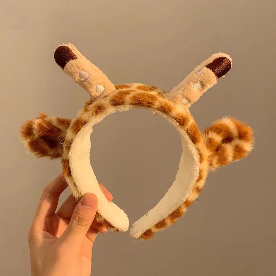 Otoño y invierno lindos estereoscópicos de peluche bandeja de cabello de dibujos animados orejas de gato orejas de conejo lavar la cara bandeja de cabello rojo al por mayor accesorios para el cabello