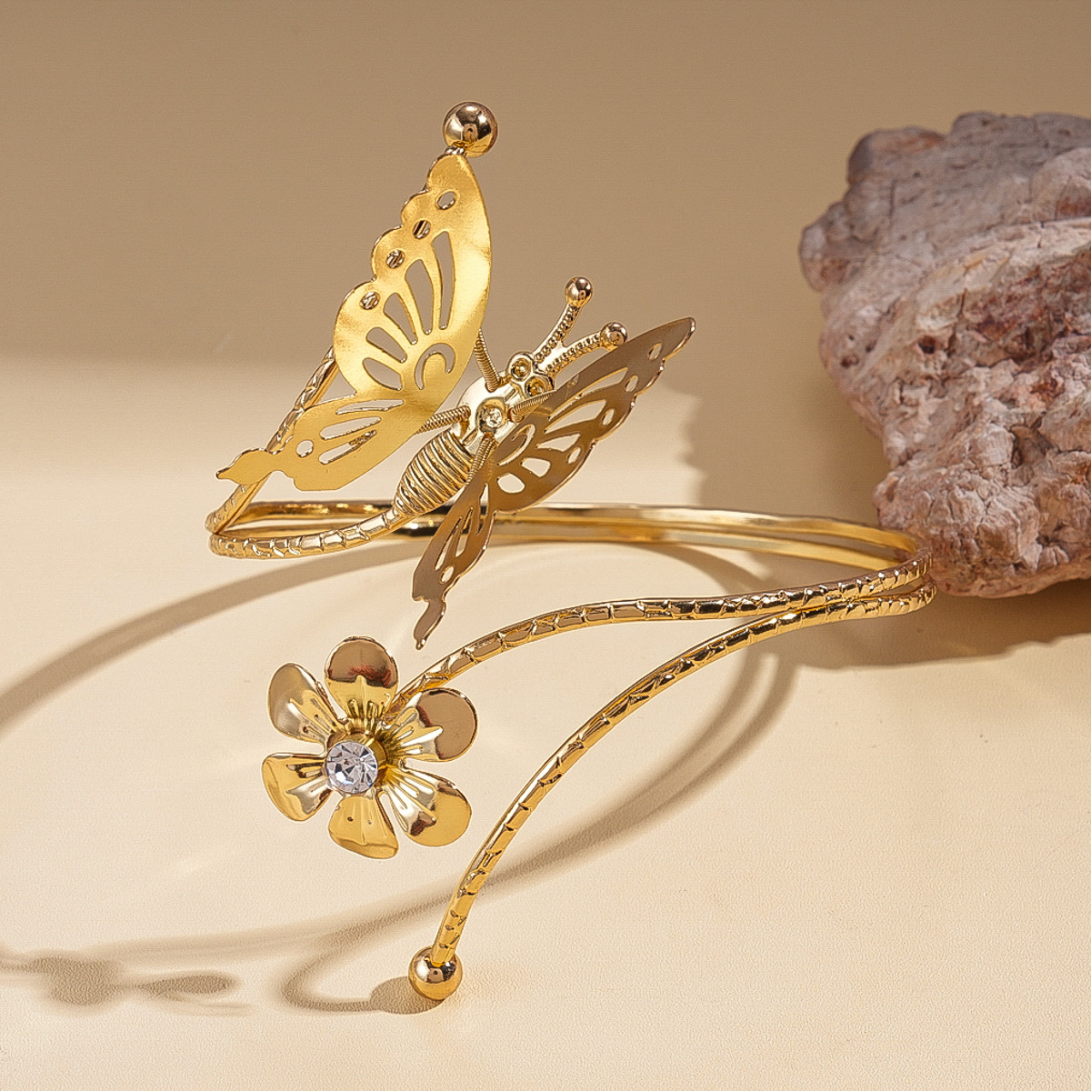Europa y América sensación metálica de diamantes flores mariposa brazalete de apertura de moda alta sensación brazalete de nicho simple para mujeres