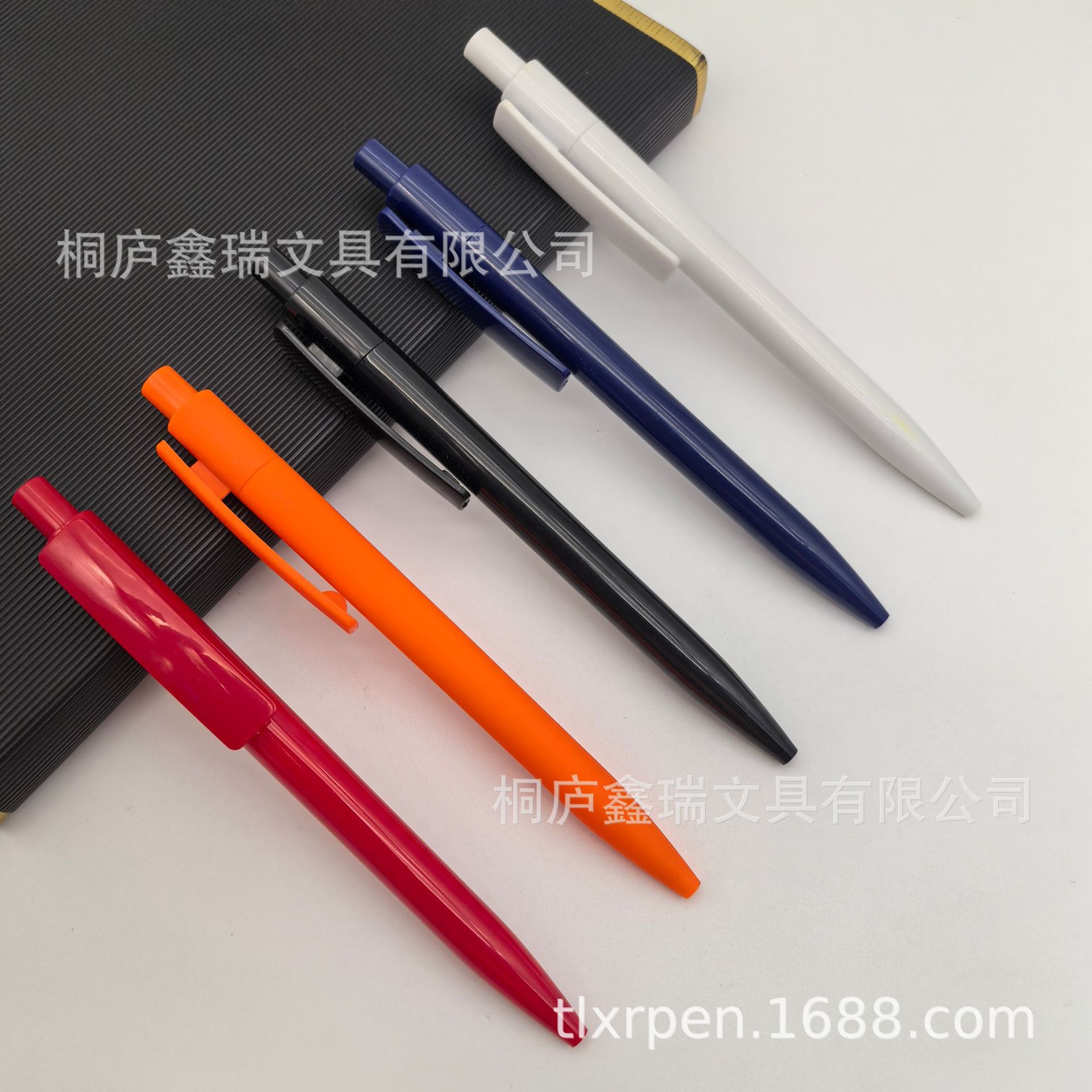 Suministro de bolígrafo de plástico prensado, bolígrafo de gancho ensanchado, bolígrafo publicitario simple, bolígrafo publicitario explosivo