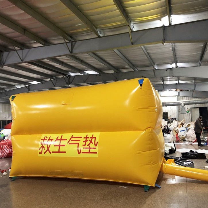 Cojín de aire de emergencia contra incendios plegable tipo de cojín de amortiguación anticaída conveniente para operación aérea con bolsa de aire inflable rápida