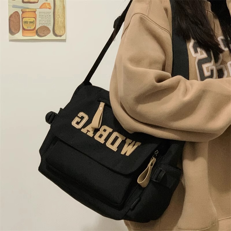 American-Style Crossbody Bag for Male College Students, Trendy and Cool Large-Capacity Casual Shoulder Bag for Women, Simple Commuter Messenger Bag
