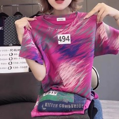 バラの赤いtシャツの女性のファッションのレトロな丸首は染めます。