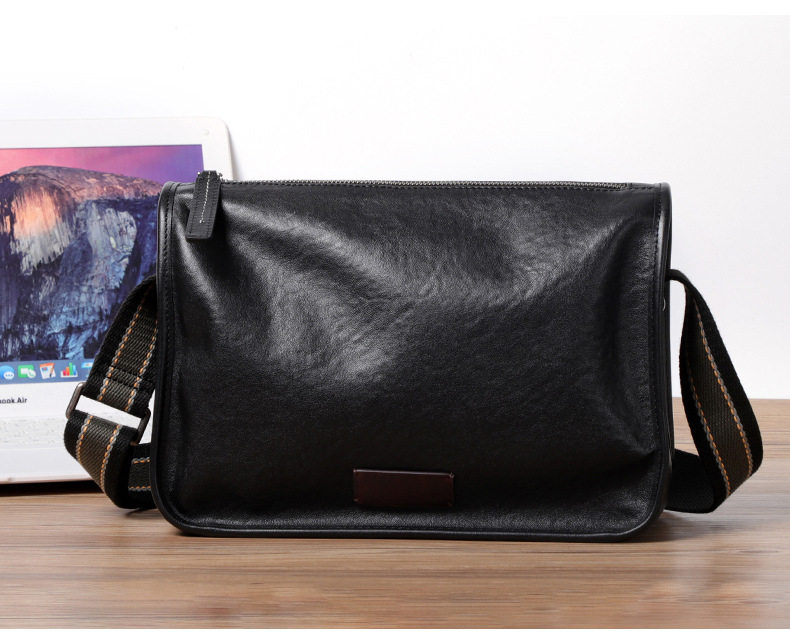 Túi đeo chéo nam da bò kiểu retro 29×11×17 cm — Màu đen da thực vật, Da cầm tay màu đen chi tiết 6