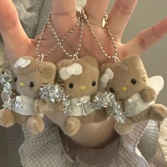 コーヒー色のハローキティ、小さな天使の赤ちゃんペンダント、花を持ったキュートな車やバッグの飾り、PP綿入り