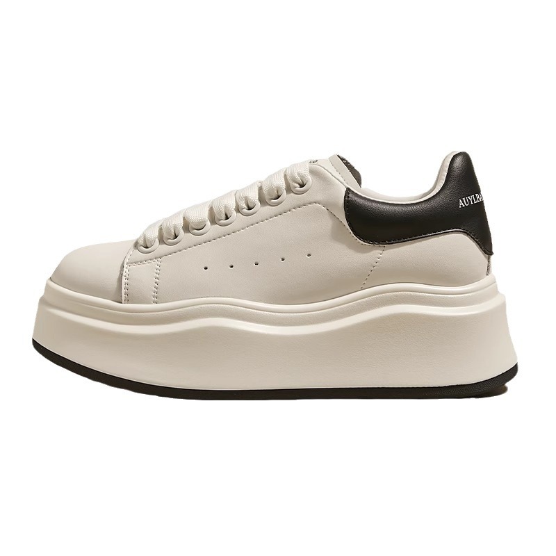 Pequeños zapatos de cuero de suela gruesa McQueen zapatos blancos para mujeres 2024 primavera y otoño nuevos zapatos de muffin zapatos de skate de altura universal