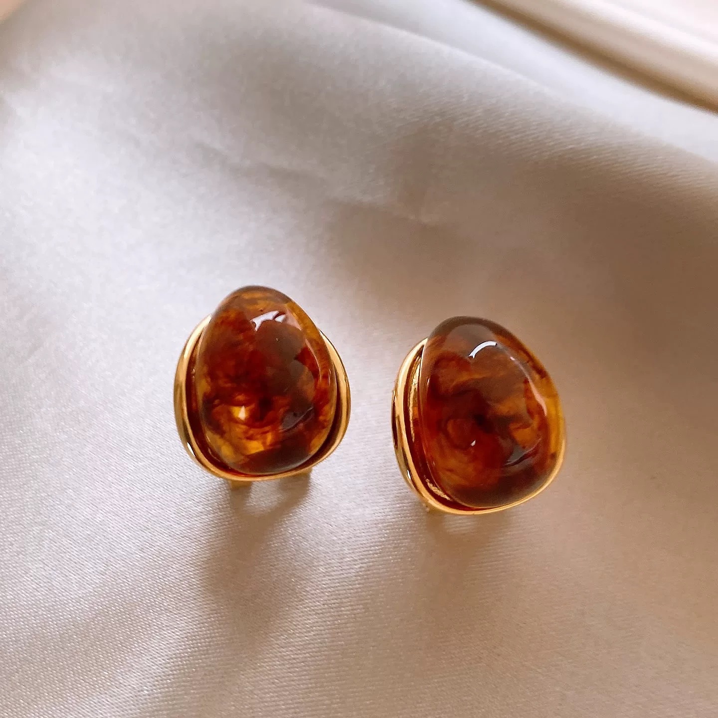 Europa y los Estados Unidos lujo ligero aretes de alto nivel para mujeres 2025 nuevo estilo de nicho de estilo de diseño perlas aretes de perlas