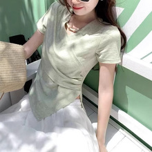 绿色不规则v领短袖t恤女夏季2025新款收腰显瘦小众绝美别致短上衣