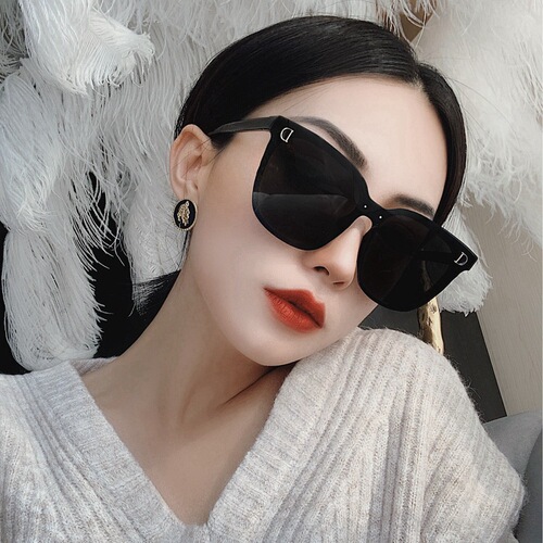 European and American fashionable D letter sunglasses for driving, black frame face-showing small glasses, sunglasses for women, one-piece drop shipping