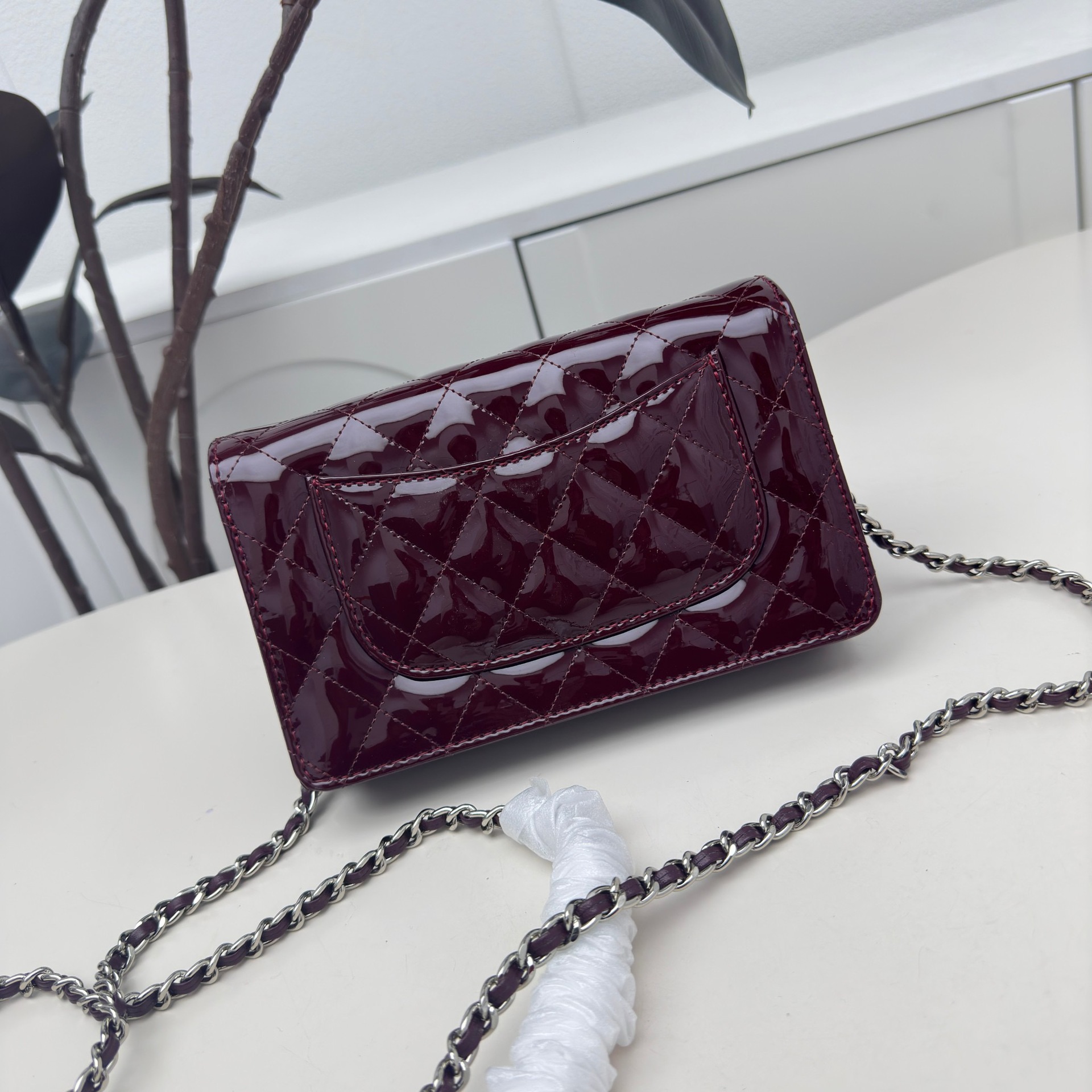Small classic leather shoulder bag with diamond pattern