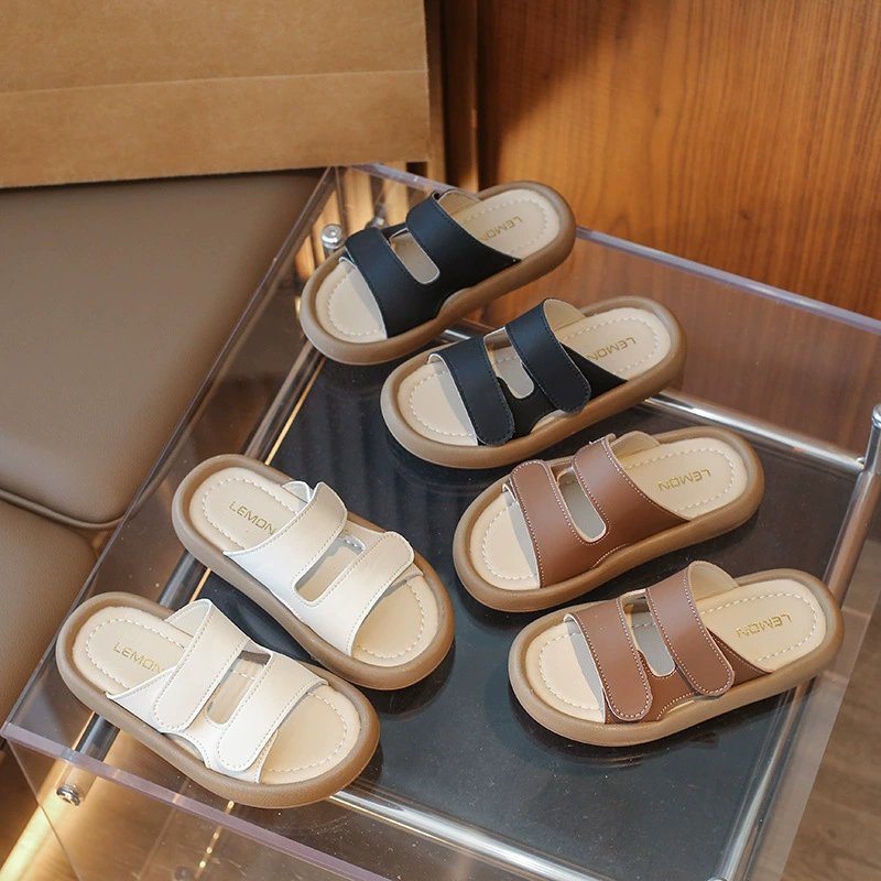 Модные тапочки для мальчиков 2024 Летние новые студенты комфортно носить домашние сандалии внутри и снаружи