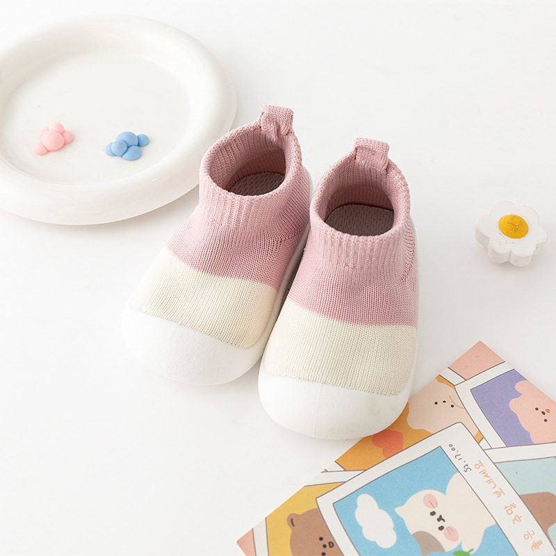 2023 nuevos zapatos infantiles zapatos de color para niños con suela suave exterior zapatos infantiles antideslizantes interiores para bebés