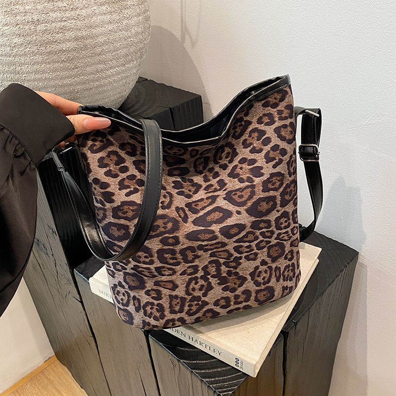 Invierno super caliente nicho leopardo bolso para mujeres 2024 nuevo popular bolso de hombro amplio bolso de cubo debajo de la axila para mujeres