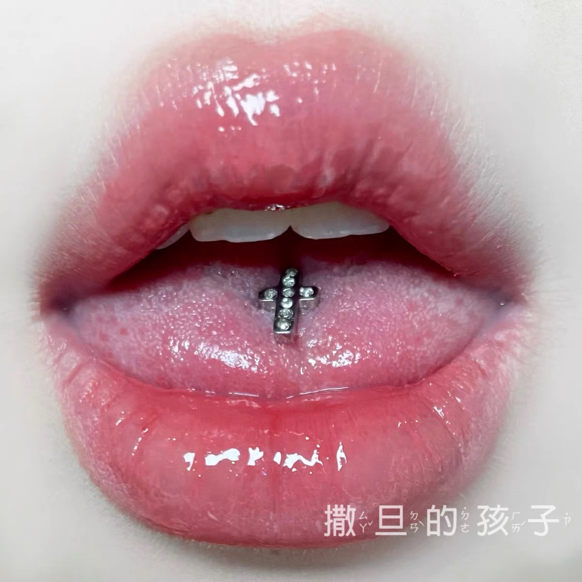 16G labret stud size and finish detail