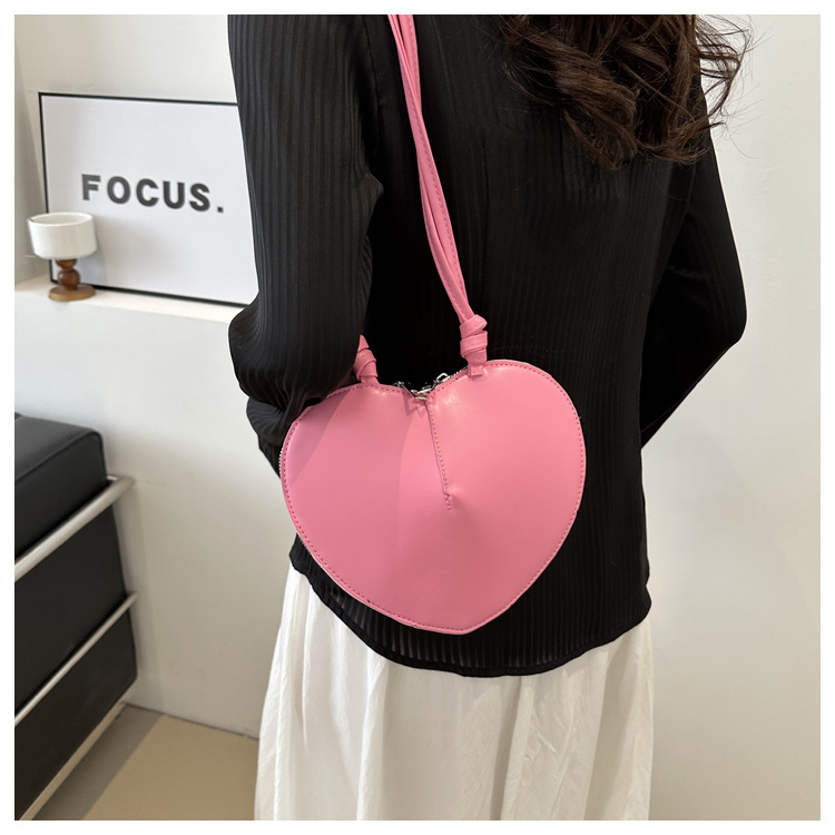 Women's PU Heart Shape Basic Classic Style Sewing Thread Heart-shaped Zipper Underarm Bag display picture 7