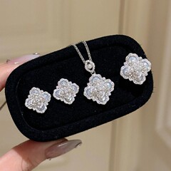 猫眼石四葉花満ドリルはジルコン真珠の二重ペンダントネックレスの女性が精緻で高級感があります。