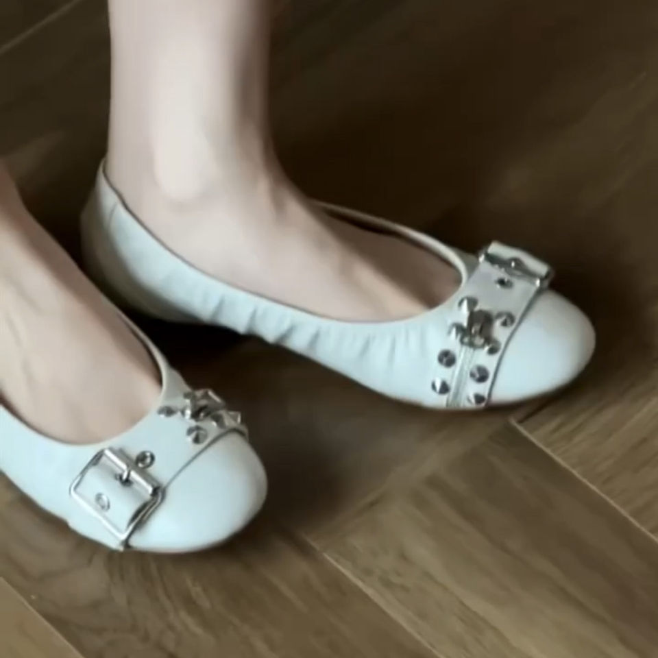 Giày búp bê nữ da cừu mũi tròn đính khóa cài, đế bằng gót thấp 1 cm — Màu be, màu đen