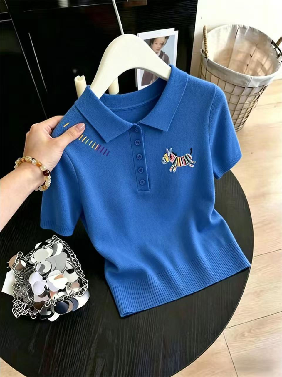 Áo thun polo nữ tay ngắn cổ bẻ họa tiết cầu vồng ngựa nhỏ — Màu xanh da trời