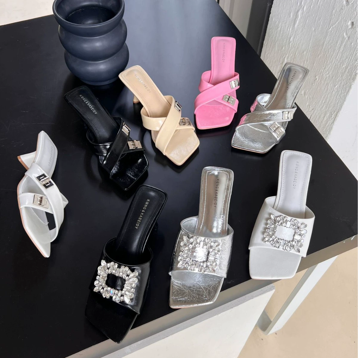 Женские босоножки с квадратной пряжкой из страз, летняя обувь для улицы, женская обувь, новинка 2025 года, квадратный носок, открытый носок, высокие каблуки, массивный каблук, корейская версия.