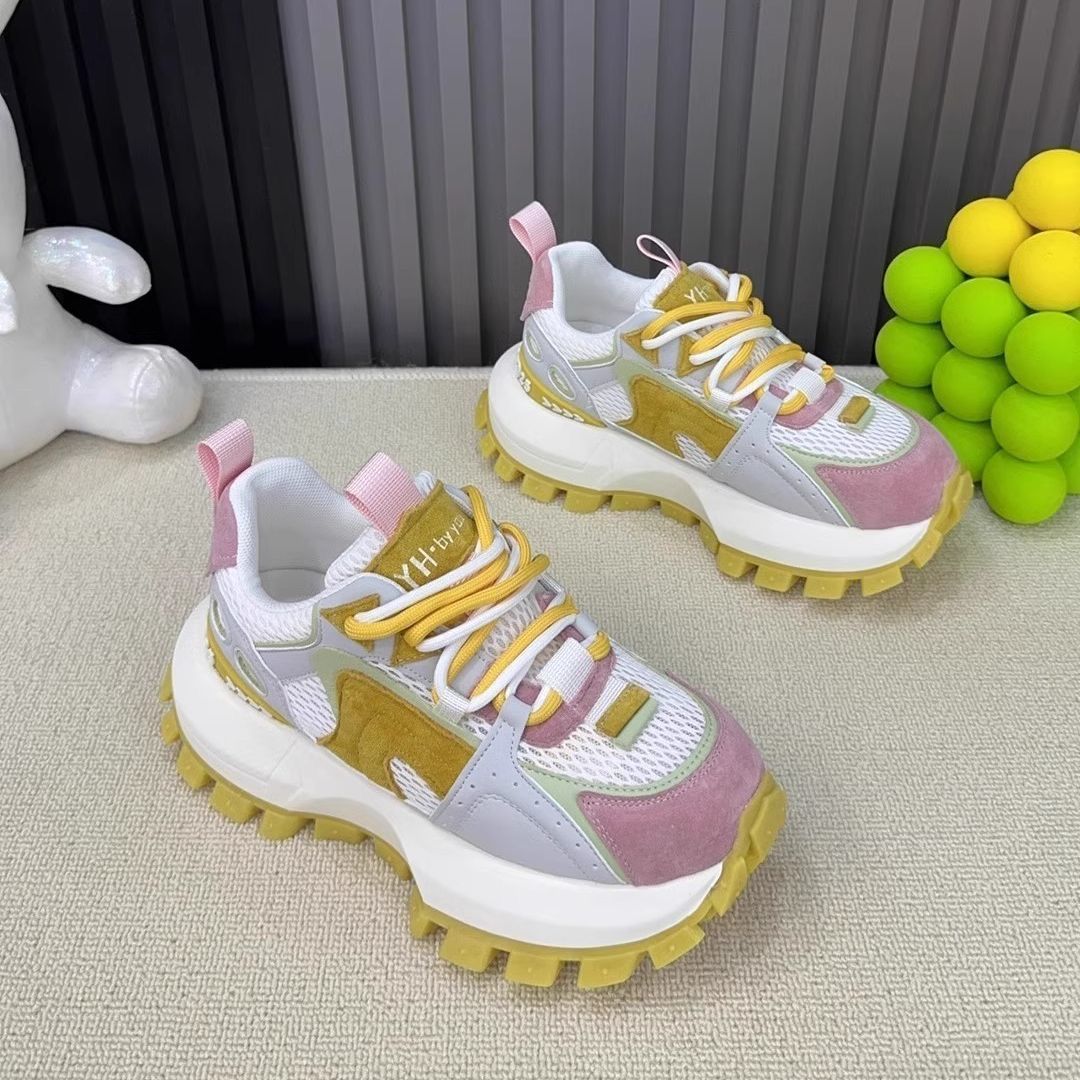 Productos europeos zapatos de papá de suela gruesa para mujer 2025 verano nuevo estilo calle frita todo fósforo malla transpirable realce zapatos blancos deportivos