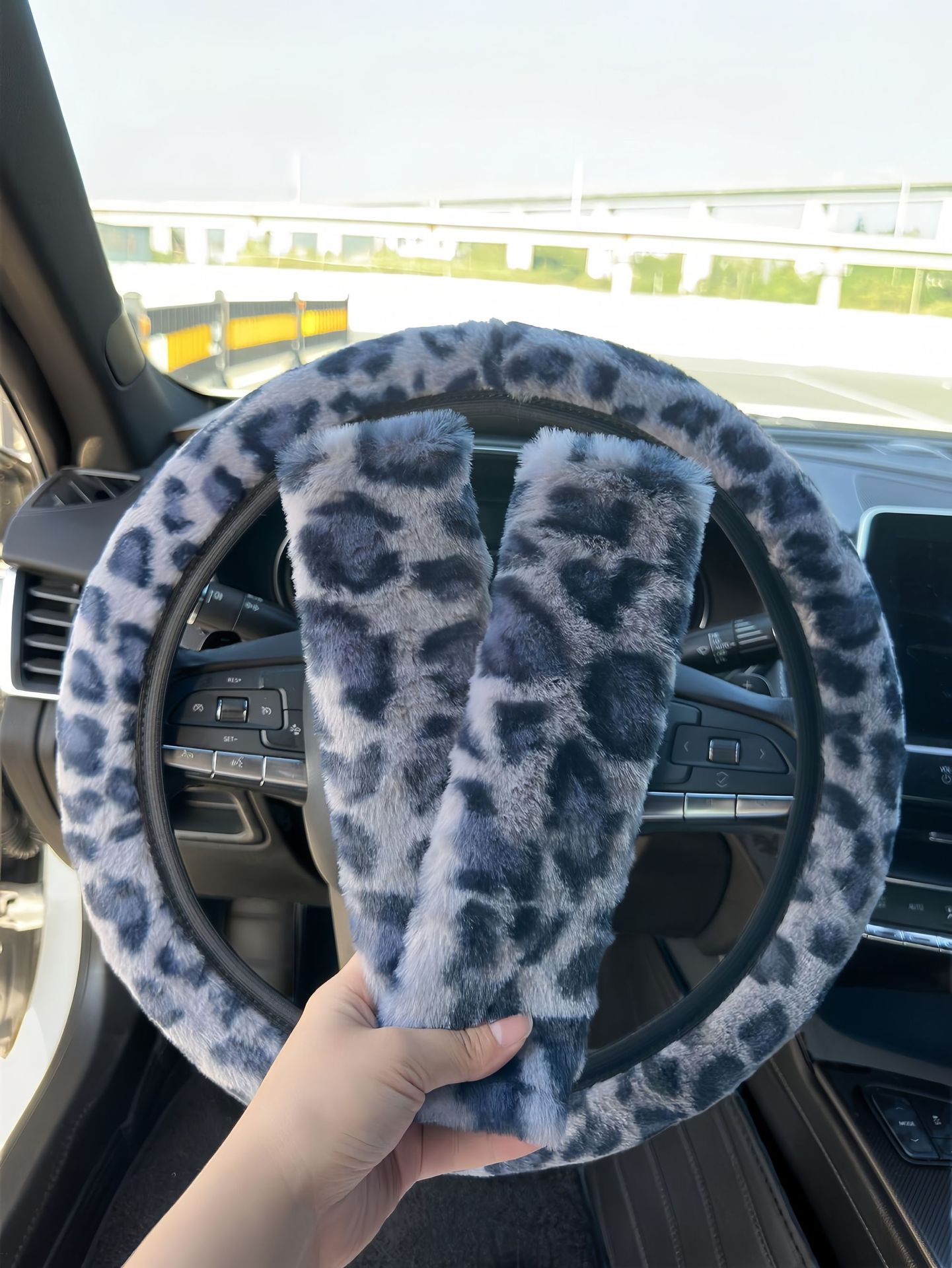 Cross-Border Dropshipping Car Steering Wheel Cover Leopard Print Thickened Winter Cute Non-Slip Warm Leopard Print Rabbit Fur Handle Cover