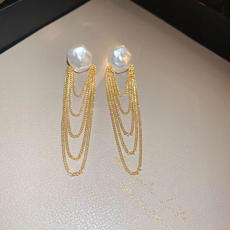 Orecchini pendenti con nappine catena e perla irregolare in argento_voghion.com