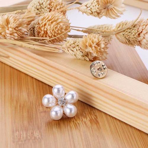 Korean style simple small fragrant style diamond petal brooch, alloy pearl brooch horse pin, women's clothing collar pin cufflinks