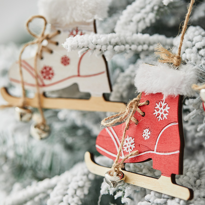 木を探してクリスマスの木製のブーツの手袋を掛けます。|undefined