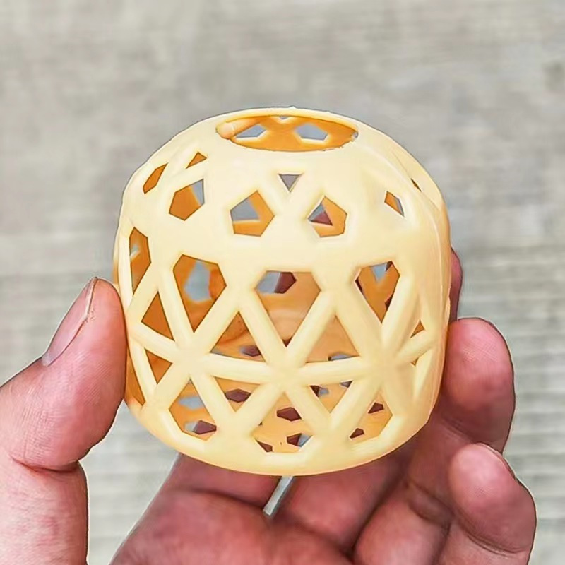 広西の大量の手作りの竹は提灯の小さい提灯の材料を編みます。|undefined