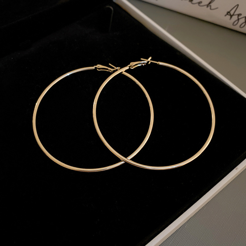 Aguja de plata minimalista redondo liso pendientes nicho estilo frío pendientes elegantes de Cercanías de alta calidad pendientes de moda al por mayor