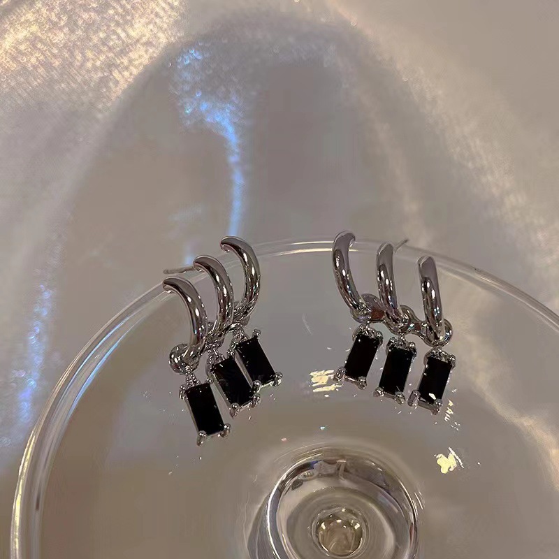 Sweet and cool black block earrings A female pierced ear pier