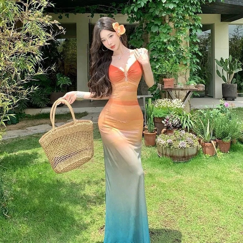 Tailandning Sanya shahridagi plyaj ta'tili uchun juda mos keladigan, ayollar uchun ajoyib quyosh botishi gradientli mayo bikini. Yengsiz dizayn va uzun baliq dumli yubka.