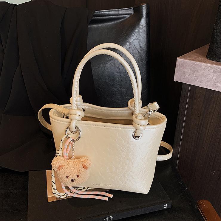 Este año, la popularidad de la bolsa de cubo de mano de la mujer 2025 nueva moda de la bolsa de hombro universal de alta calidad sensación de mochila