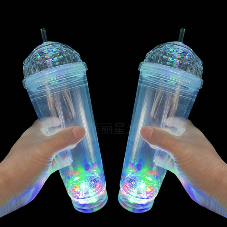 La nueva taza de paja luminosa aprobada directamente por el fabricante 700ml taza de hielo de diamante luminoso taza de paja LED de plástico de grado alimenticio