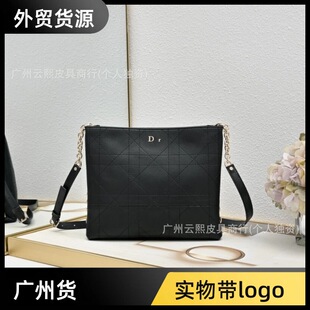 �羳؛Դ�¿��D��Trianon�ٸ�y��Ƥ�μ������б��ʽ����Ů��