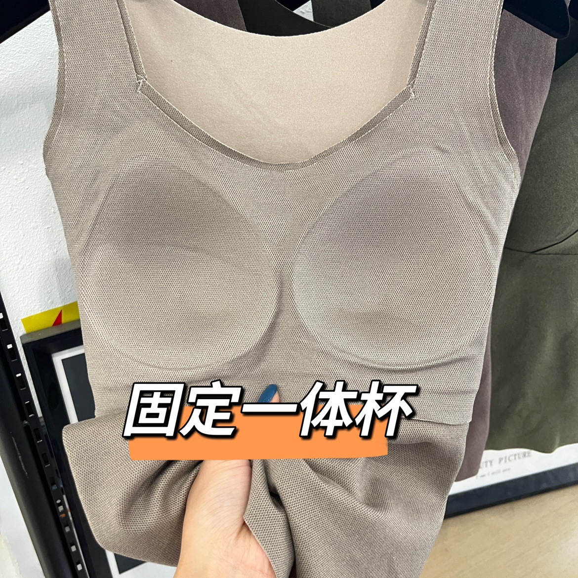 벨벳과 두꺼운 여성용 그래핀 보온 조끼, 가을과 겨울용 가슴 패드와 일체형 컵 바닥 탑이 있는 독일 벨벳