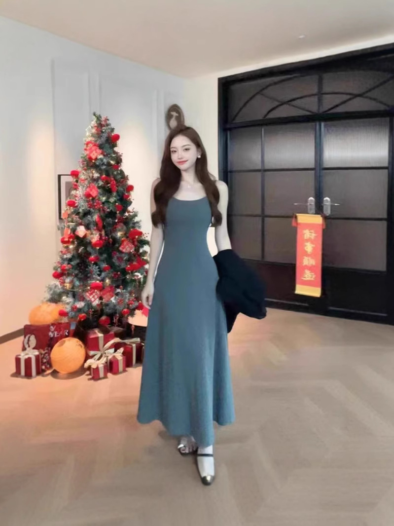 新商品の外着ギャルchiストラップワンピースのロングスカートの女性秋夏の中にスリムでセクシーな黒いスカートが見えます。