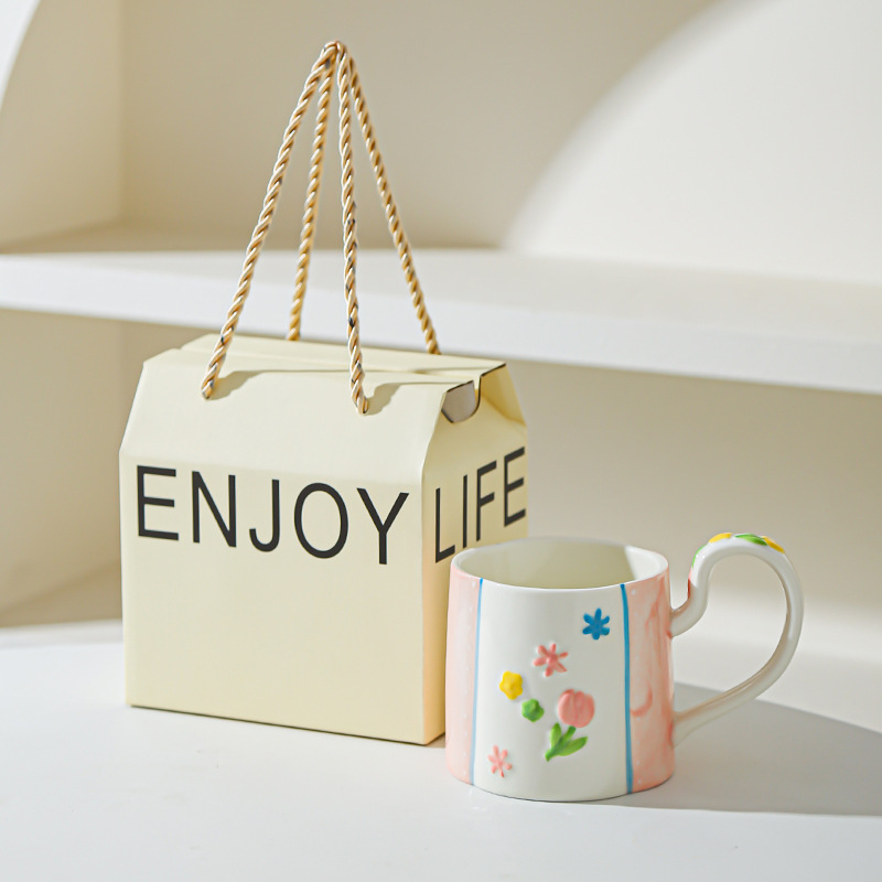 Taza de flores de cerámica para el hogar, taza de mano femenina de alto valor, taza de desayuno, taza de leche de corazón de niña, taza de agua, color bajo vidriado