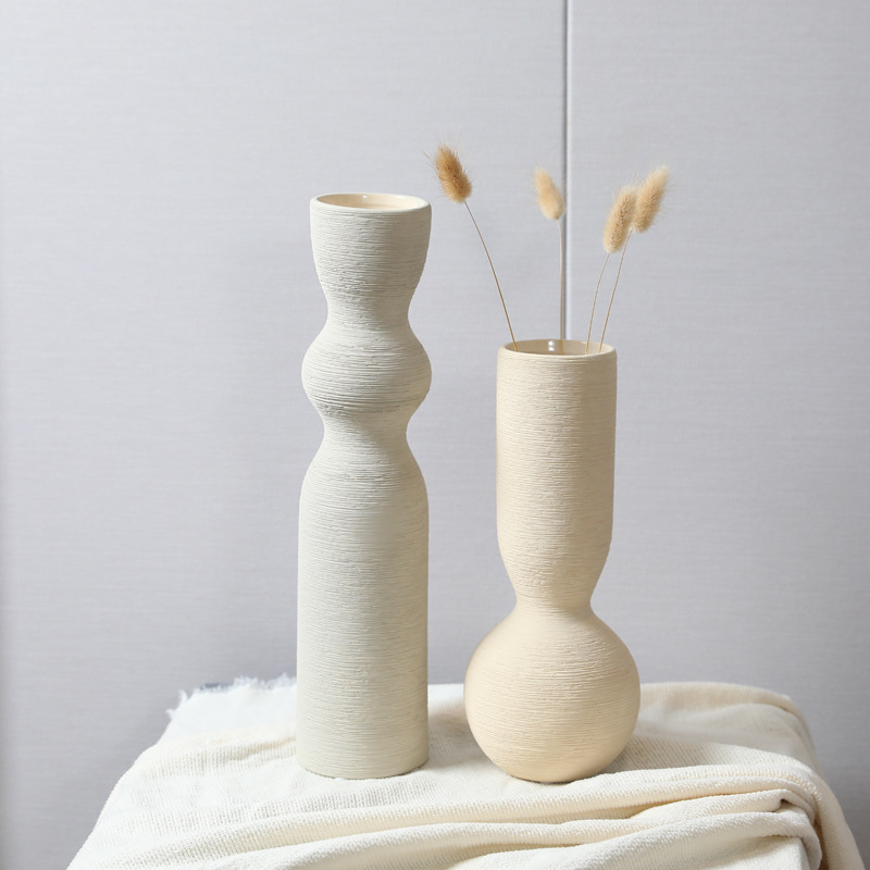 Florero de cerámica de color cepillado de estilo medio, decoración de flores creativas, arreglo floral en la sala de estar, decoración suave de flores secas