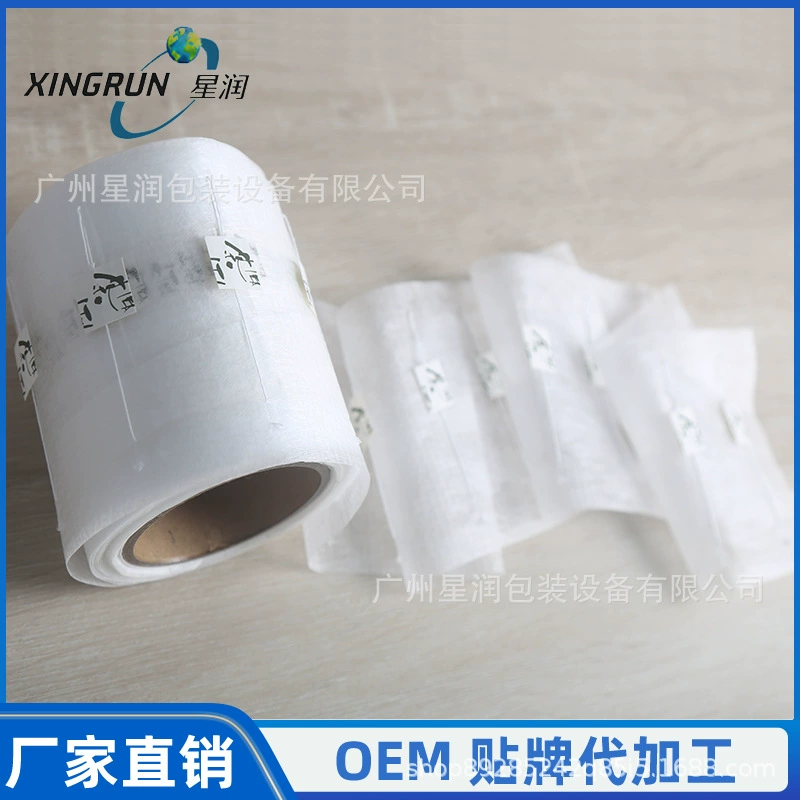 Здоровый чай в треугольных пакетиках из кукурузного волокна с этикеткой, изготовленный из биоразлагаемой пленки PLA из кукурузного волокна в рулонах.