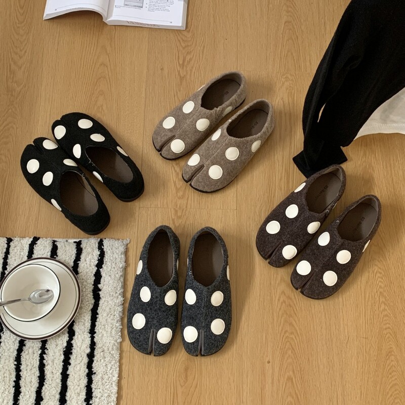 Flat French-style retro Mary Jane shoes with a split-toe design, women's footwear, new autumn 2026 collection