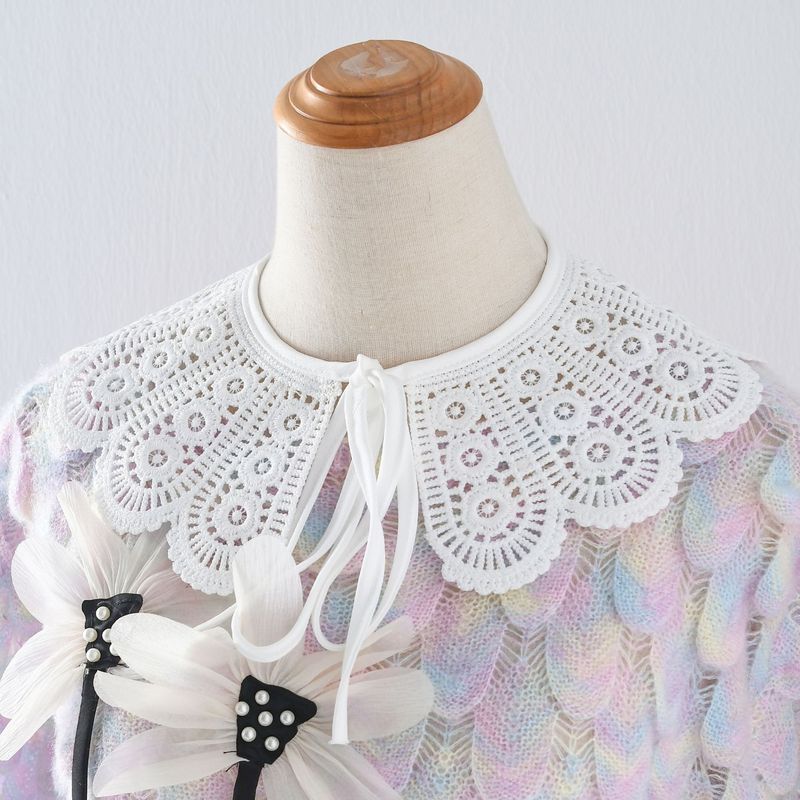 小さい肩の外で女性の夏服を掛けて襟の日焼け止めを飾ります。|undefined