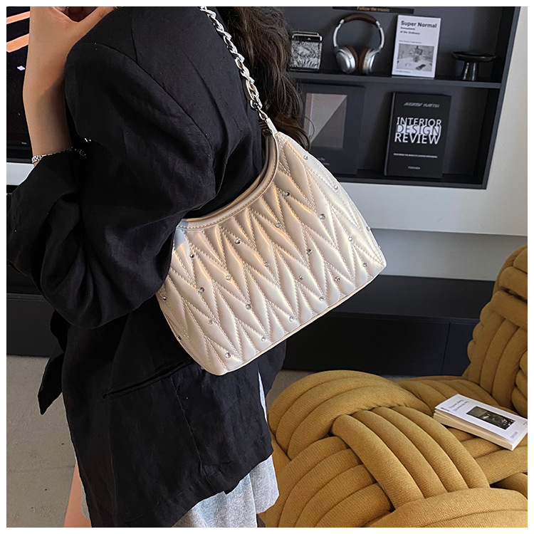 Fashionable diamond-encrusted diamond-shaped chain underarm bag 2025 Summer new style versatile daily commuting crossbody bag for women undefined