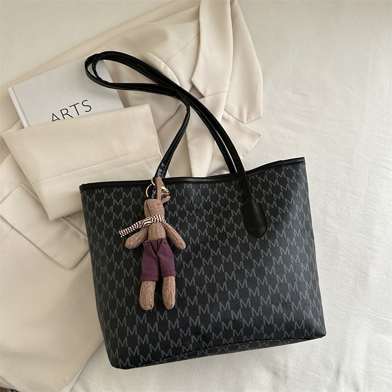 Bolso de mano de gran capacidad de mujer 2025 primavera y verano nuevo nicho de diseño universal en la bolsa de hombro de viaje