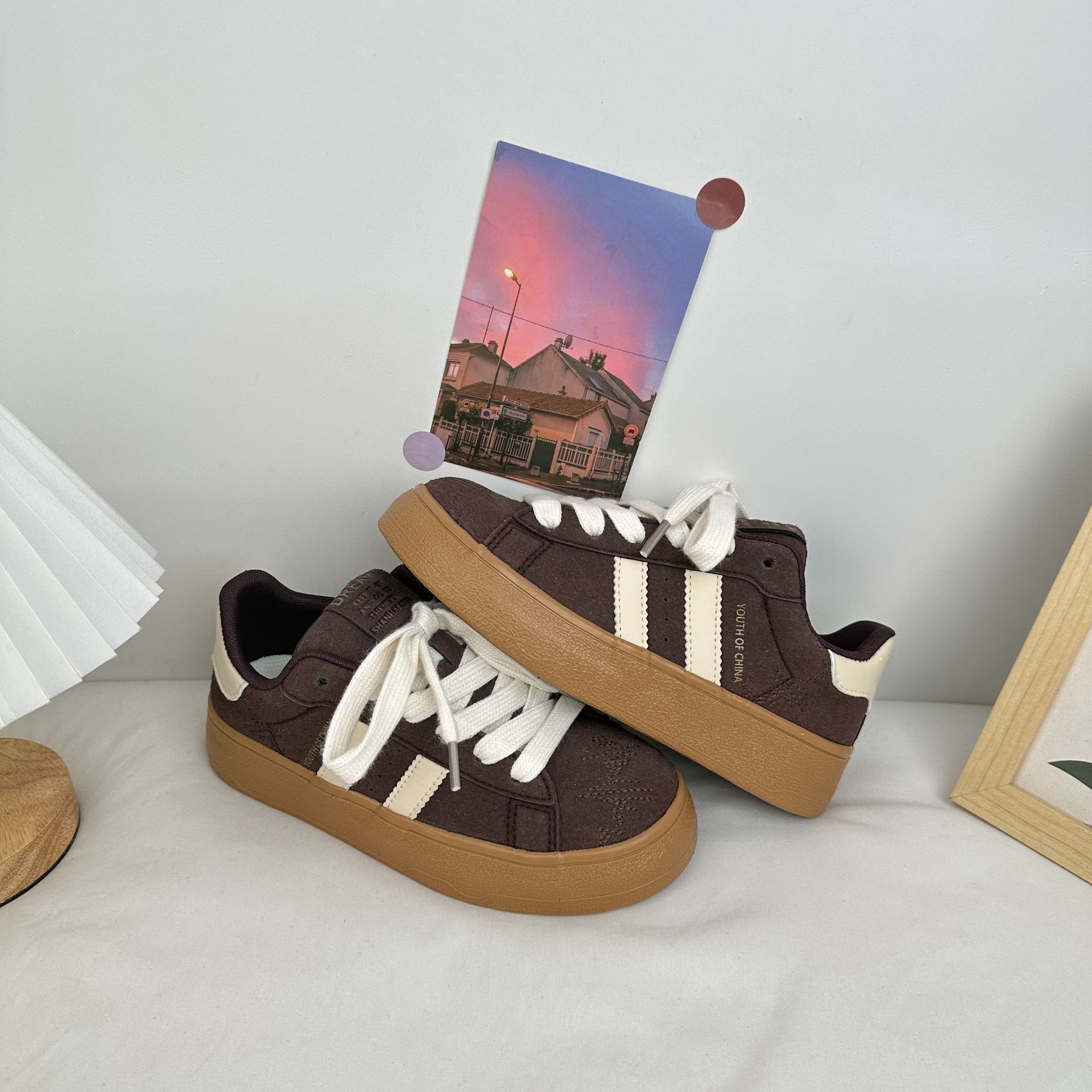 Yuanbo versión coreana de pequeños zapatos blancos zapatos de cuero para mujer zapatos de lona arco iris 2024 nuevos zapatos casuales de todo fósforo para el cabello