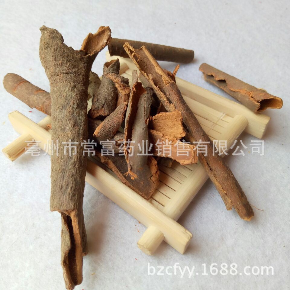 Cassia Bark Pieces Rou Gui 肉桂 Cinnamomum cassia Dried Culinary Spice for Braising Stews Marinades Hotpot Seasoning 500g in use